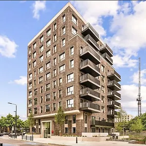 https://apt-glitz-and-luxury.cambridgehotelsuk.com